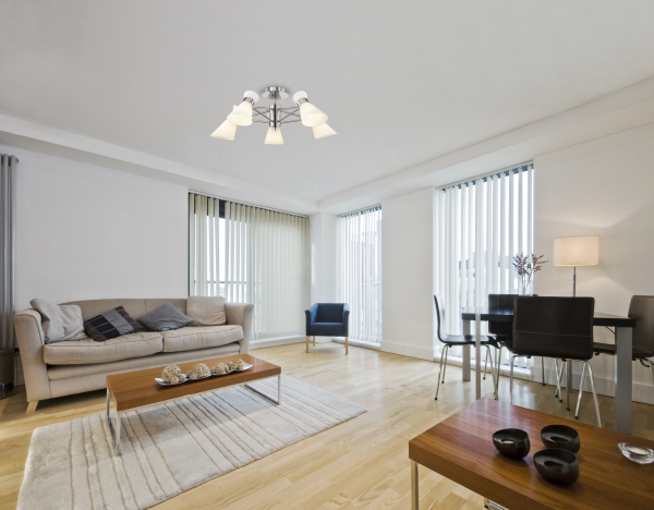 Пример натяжного потолка в гостиную