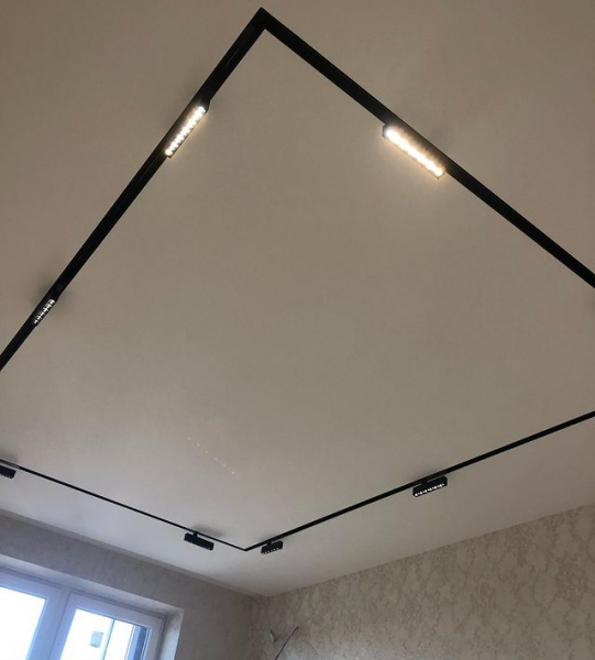 Пример натяжного потолка в спальню