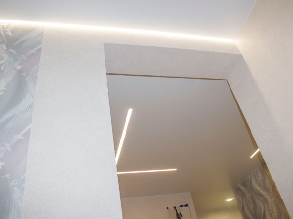 Пример парящего натяжного потолка