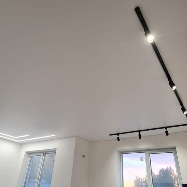 Дизайн тканевого натяжного потолка с трековыми светильниками