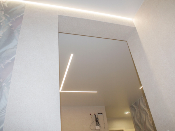 Фото натяжного потолка со световыми линиями в частный дом