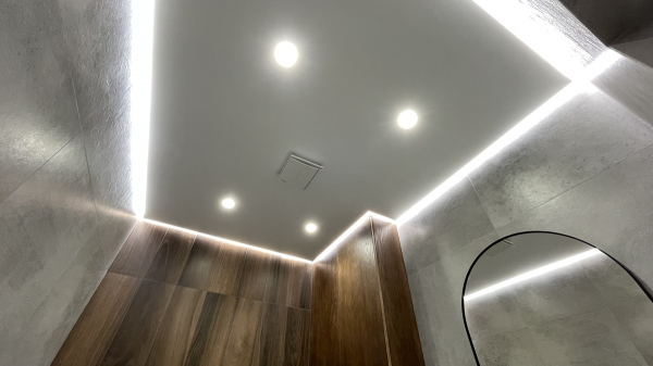 Фото сатинового натяжного потолка в санузел