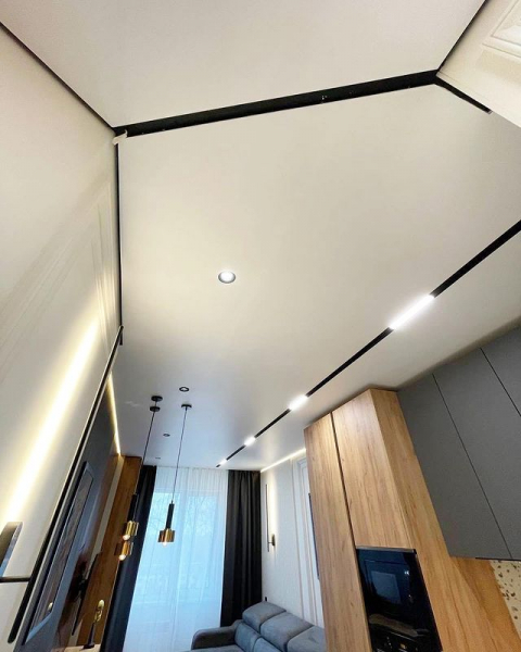 Фото натяжного потолка с технологией SLOTT в зал