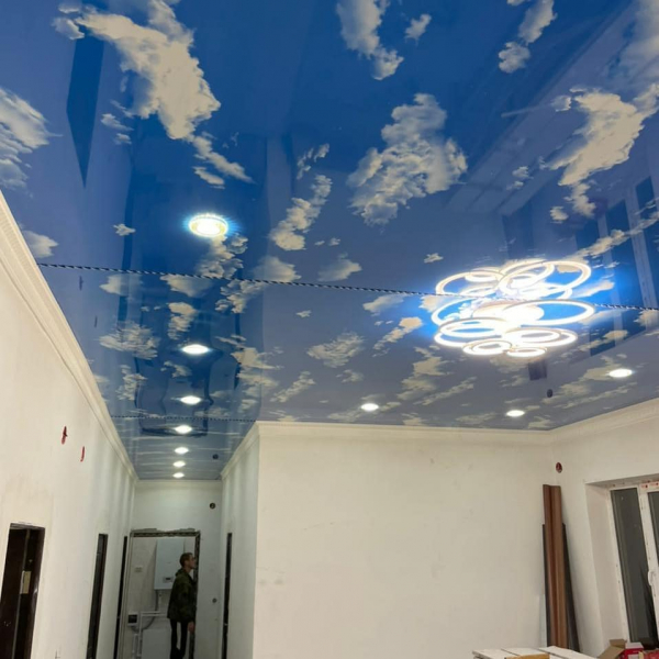 Пример натяжного потолка в виде неба с облаками в квартиру-студию