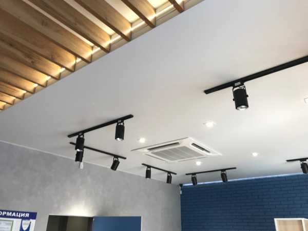 Пример натяжного потолка в частный дом