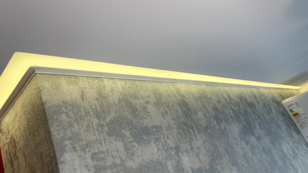 Фото матового натяжного потолка с подсветкой в прихожую