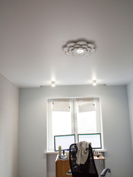 Фото натяжного потолка в спальню