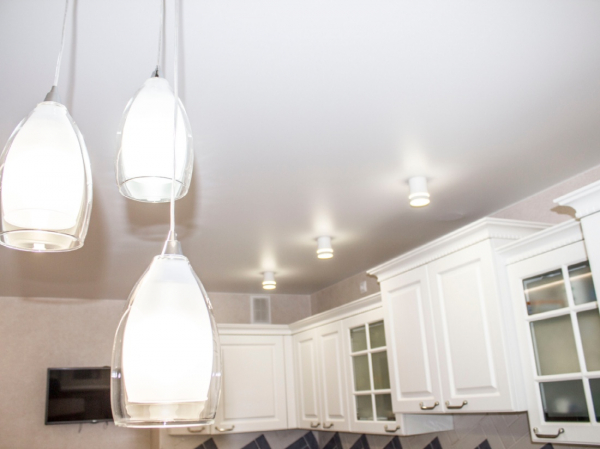 Пример натяжного потолка со светильниками на кухню