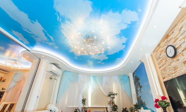 Фото натяжного потолка в виде неба с облаками в гостиную