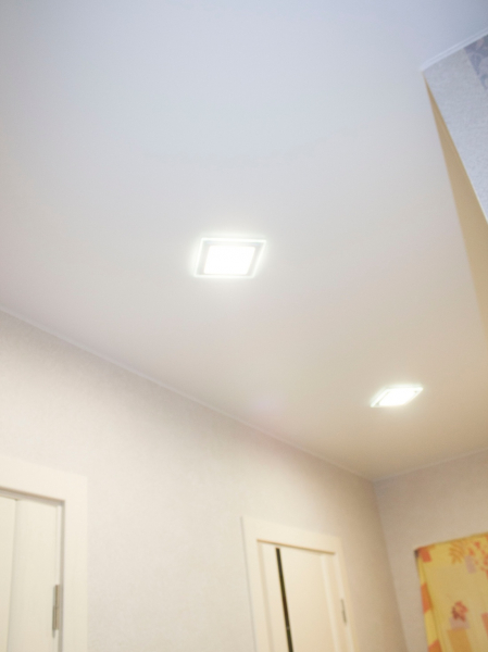 Фото натяжного потолка в коридор