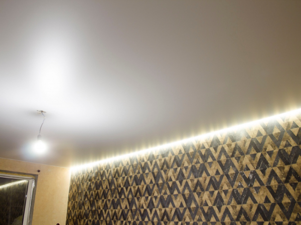 Фото парящего натяжного потолка в коридор